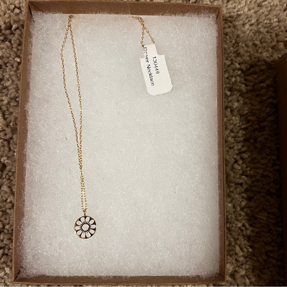 NEW Gold Flower Pendant Necklace